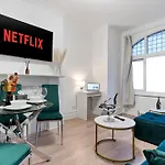 Stylish Pad In London